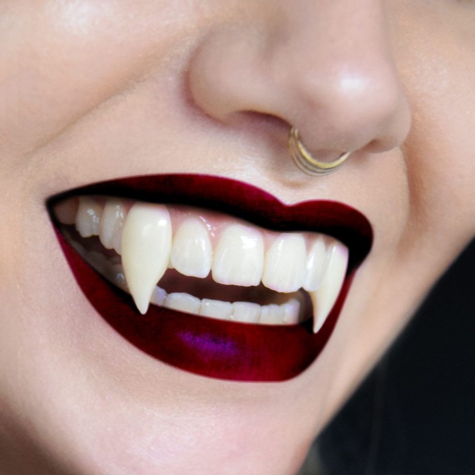 دندان های خون آشام برای دندان نیش جشن هالووین