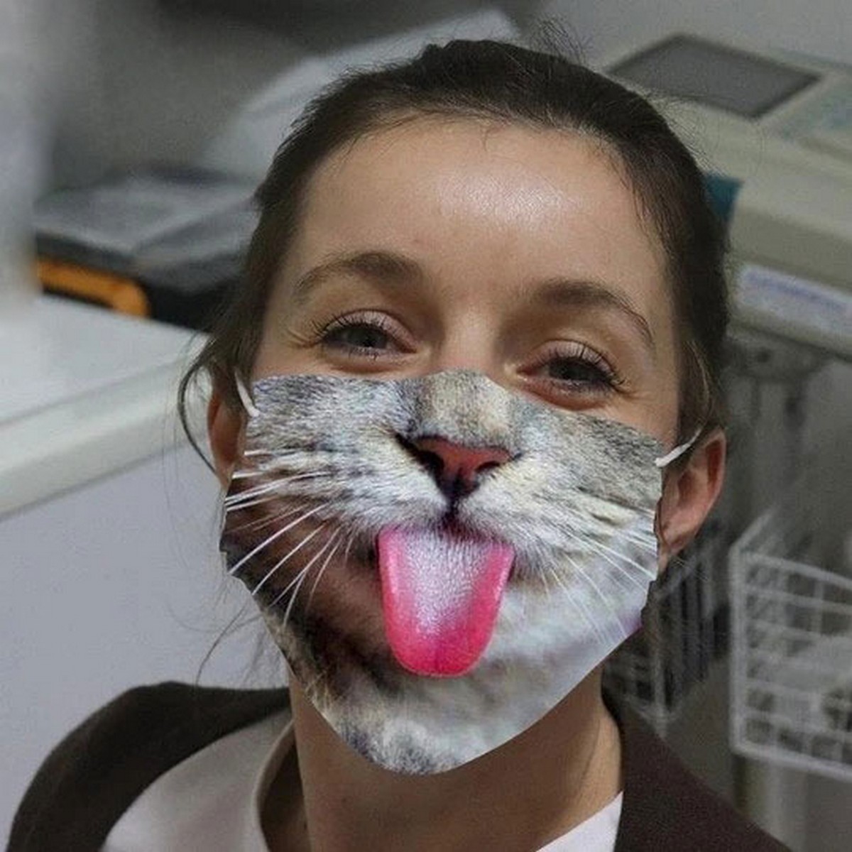 ماسک روی صورت بچه گربه با زبان