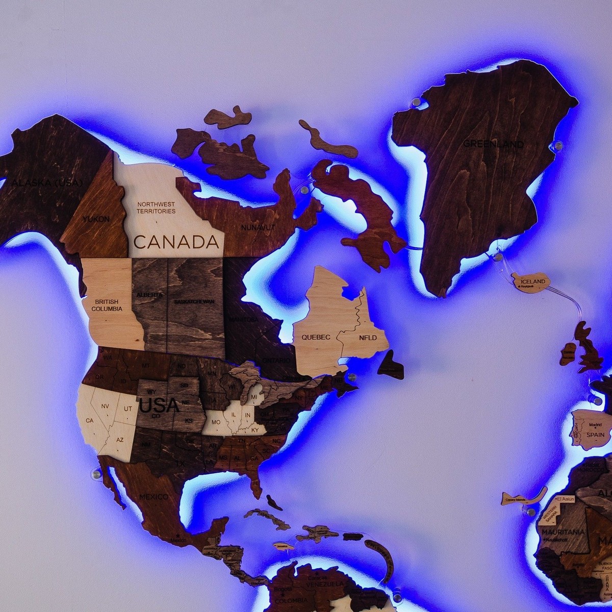 نقشه جهان چوبی با نور پس زمینه روی دیوار