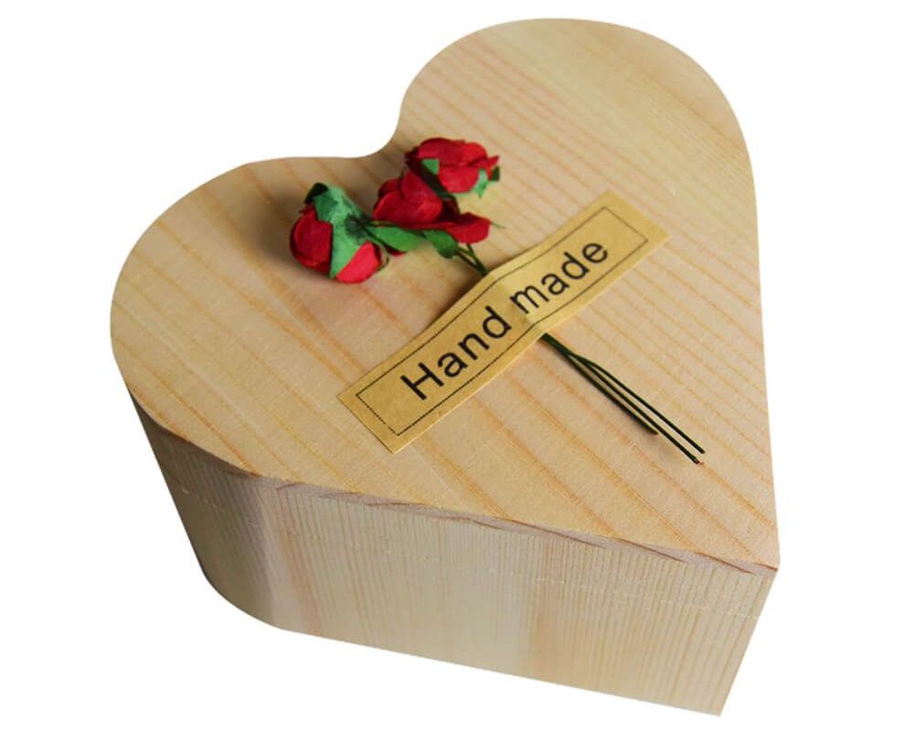 گل رز در جعبه ای قلبی شکل از چوب