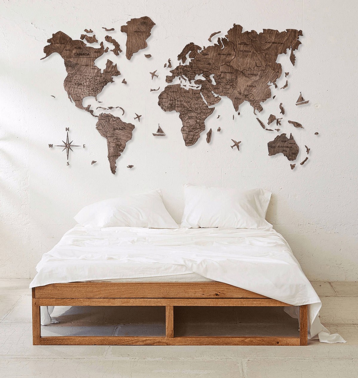 نقشه جهان چوبی روی دیوار