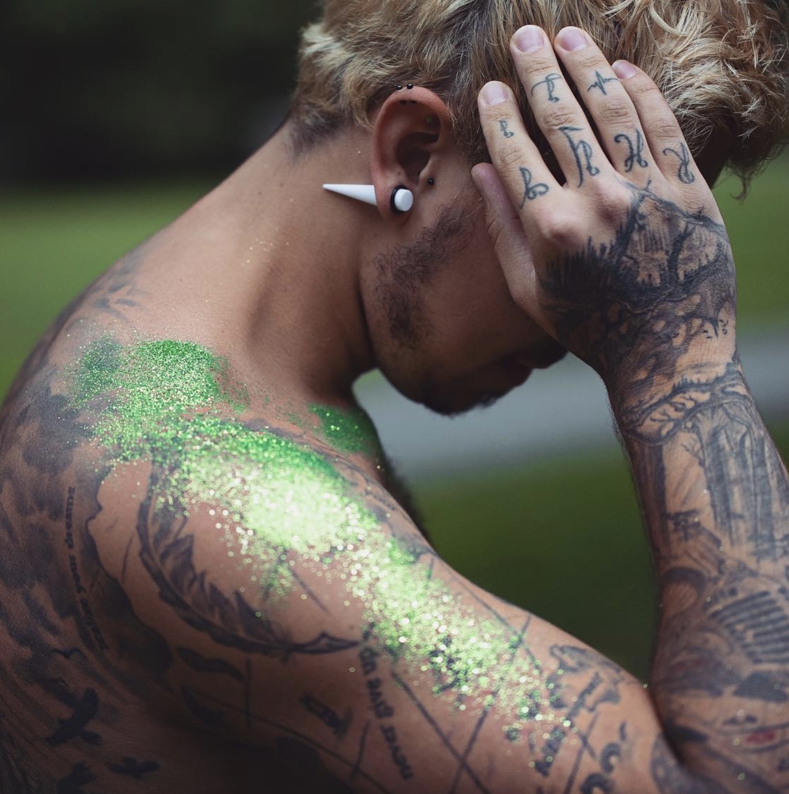زیور آلات براق سبز رنگ بر روی پوست موهای بدن