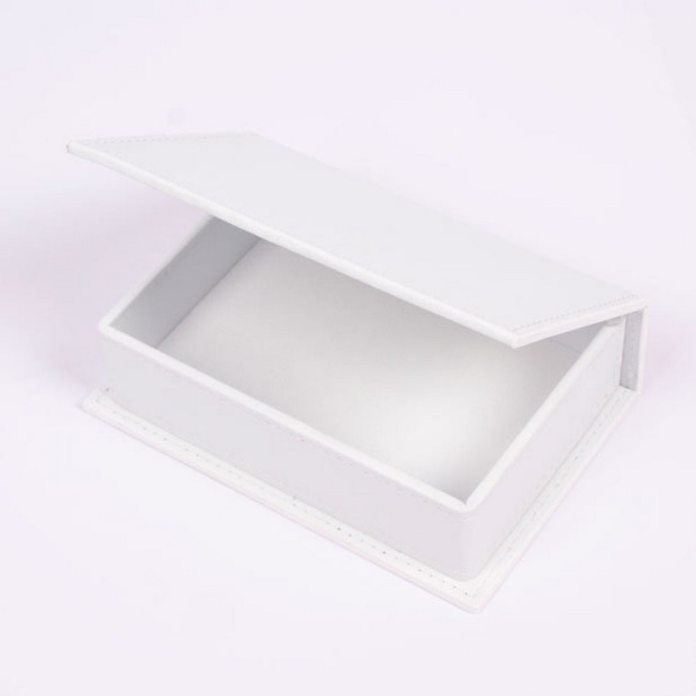 جعبه چرمی سفید روی یک میز