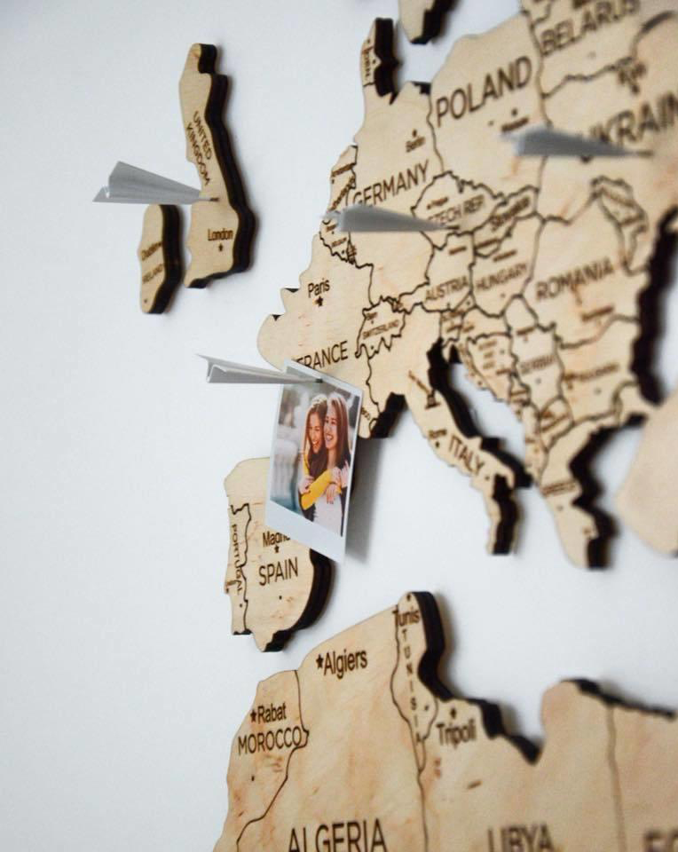 دیوار چوبی نقشه قاره ها رنگ چوب روشن